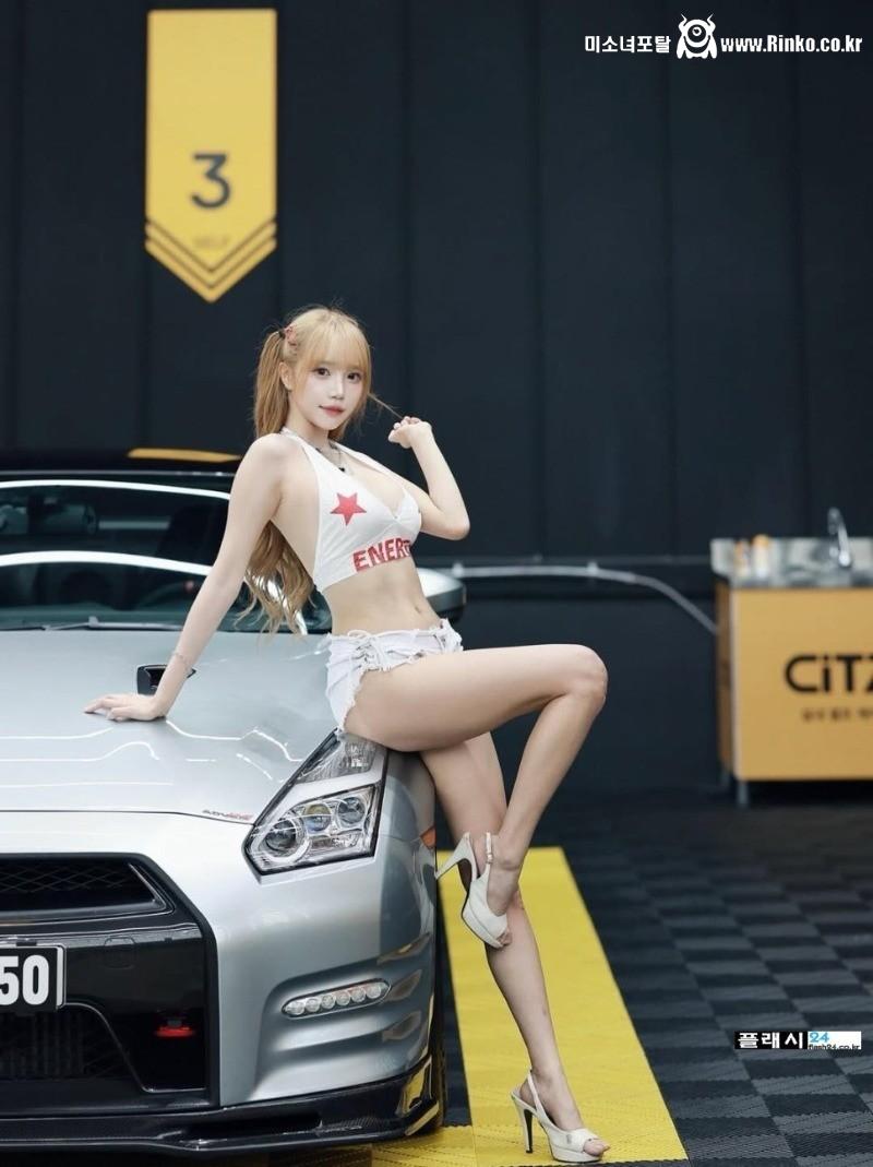 모터쇼에서 빛나는 레이싱모델 민채