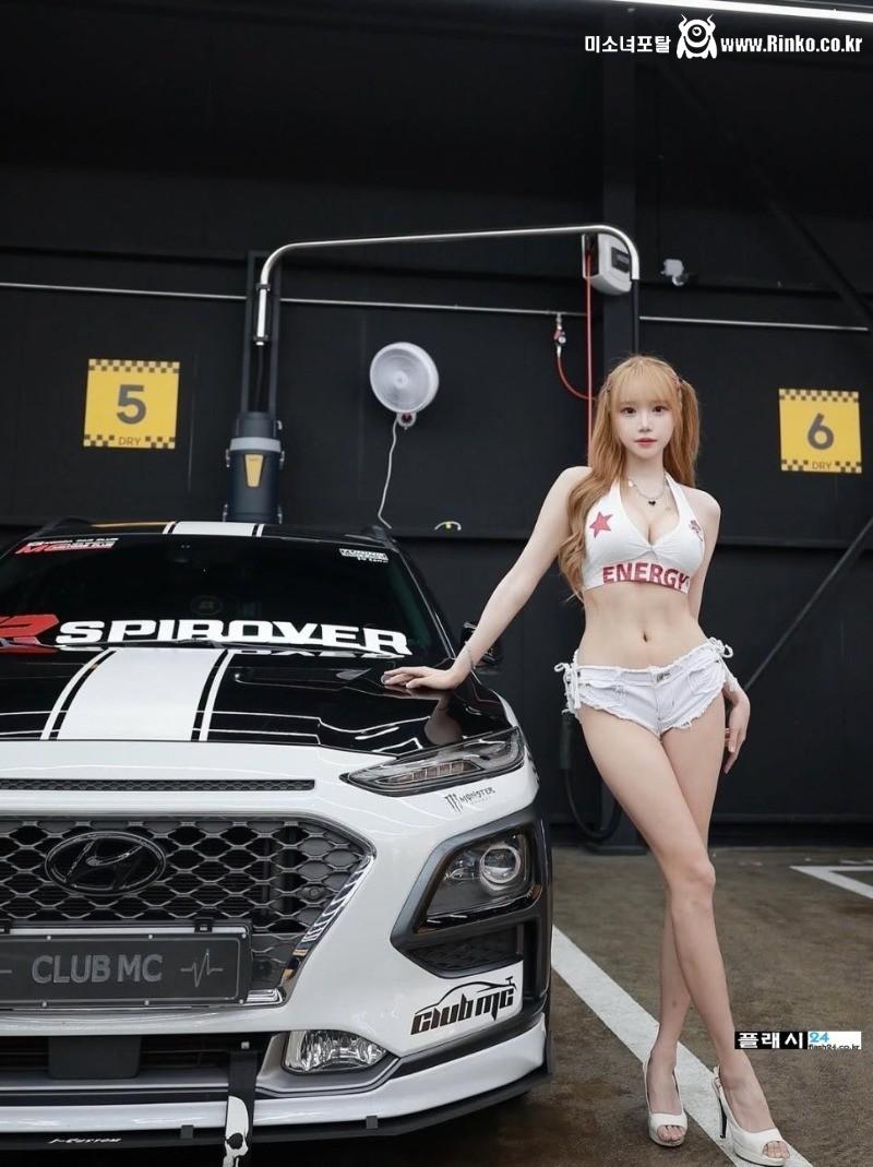 모터쇼에서 빛나는 레이싱모델 민채