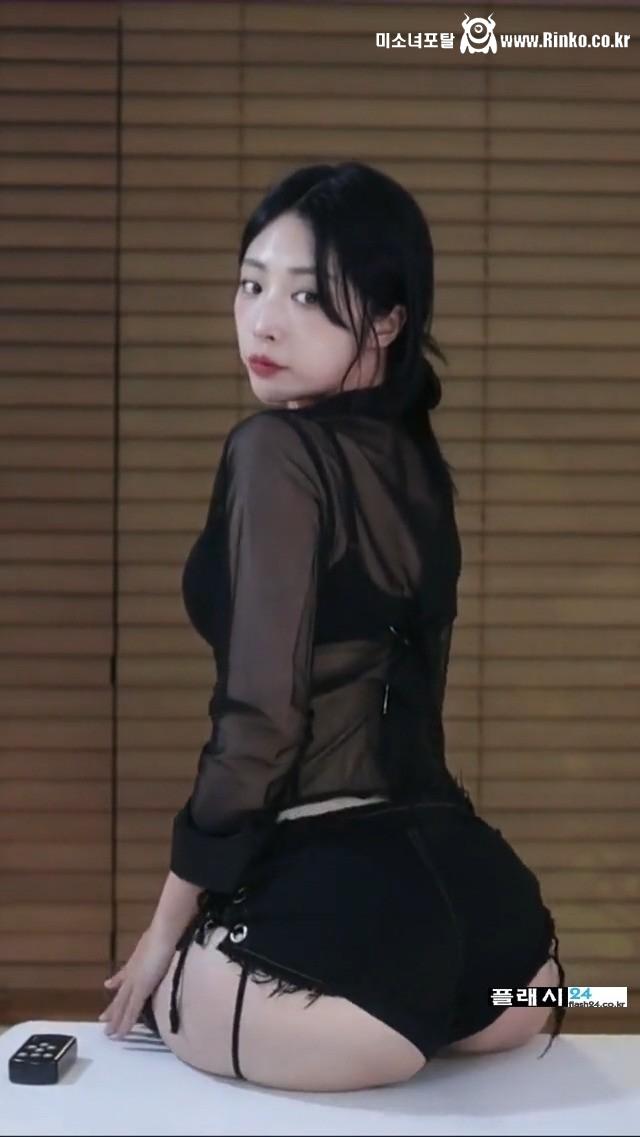 걸터 앉은 네린 핫팬츠 뒤모습