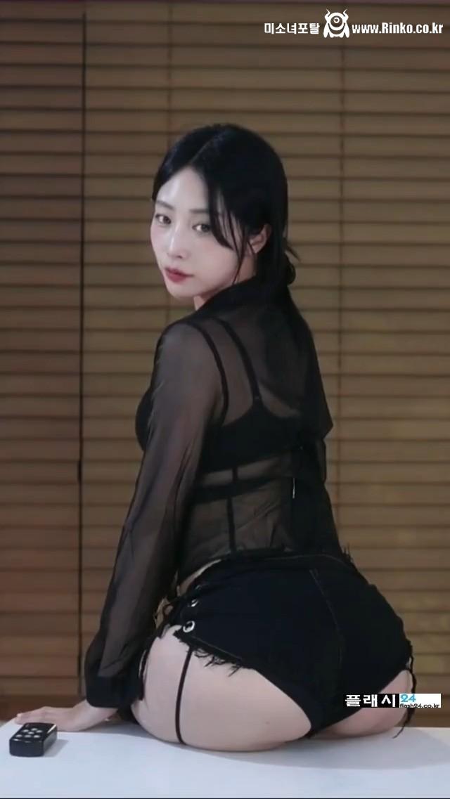 걸터 앉은 네린 핫팬츠 뒤모습