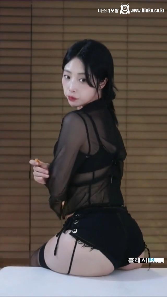 걸터 앉은 네린 핫팬츠 뒤모습