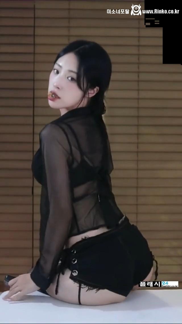 걸터 앉은 네린 핫팬츠 뒤모습