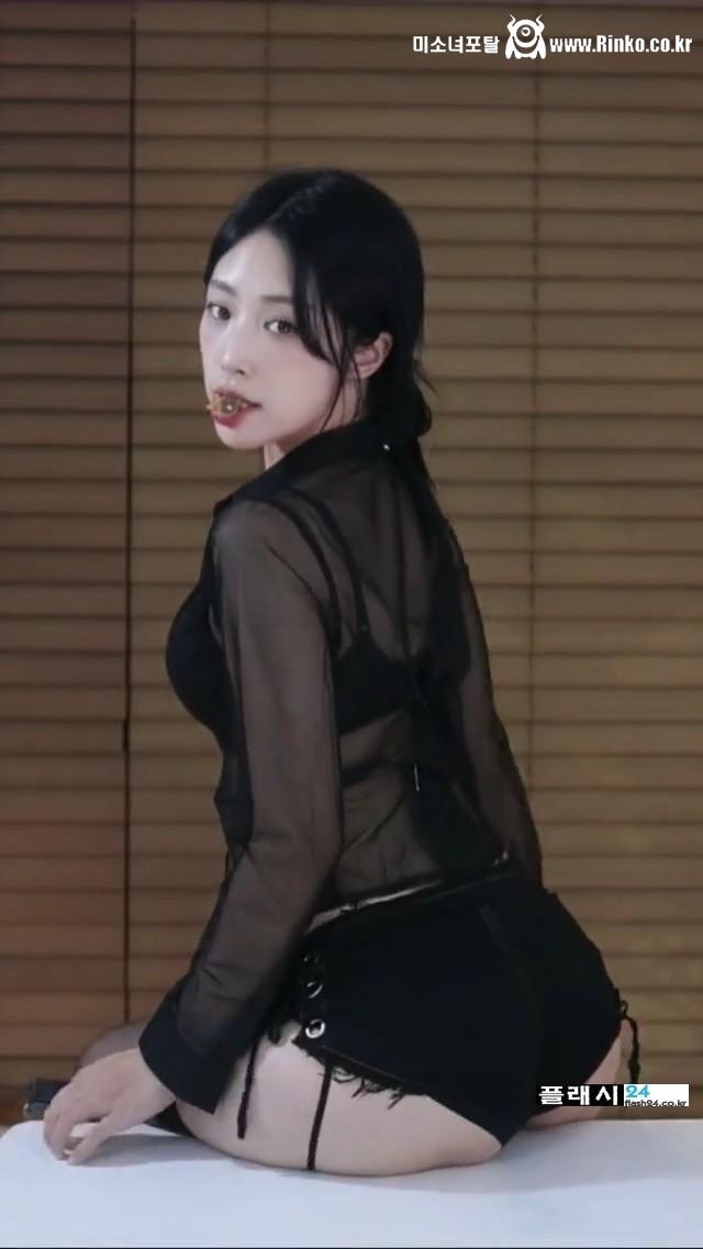 걸터 앉은 네린 핫팬츠 뒤모습