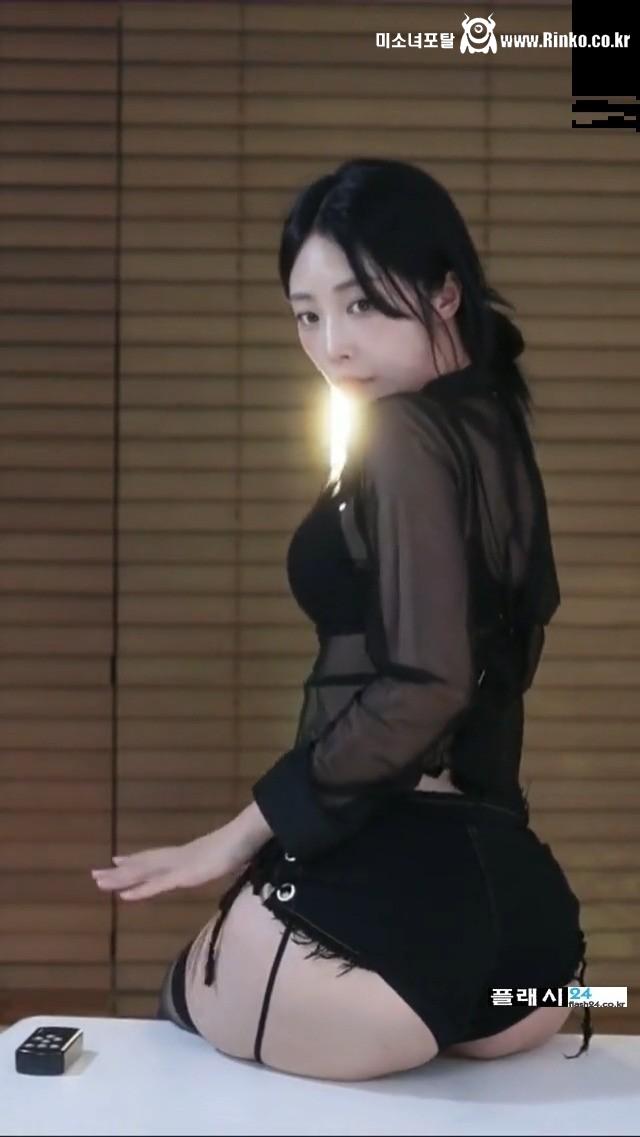 걸터 앉은 네린 핫팬츠 뒤모습