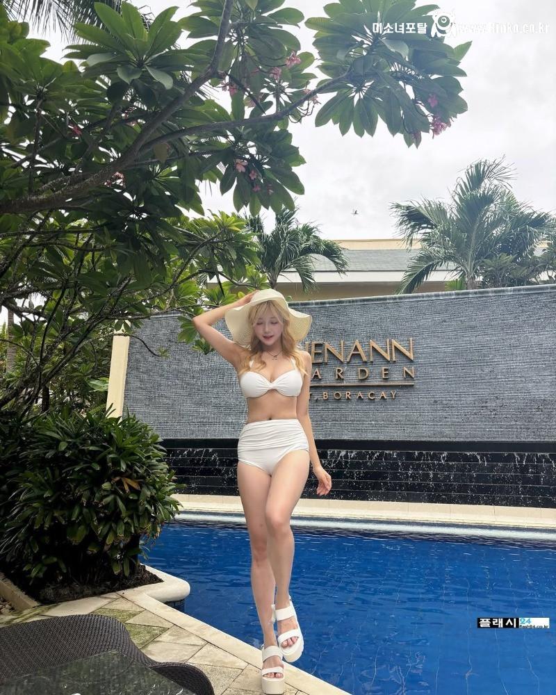 만화캐릭터처럼 생긴 금발 염색녀