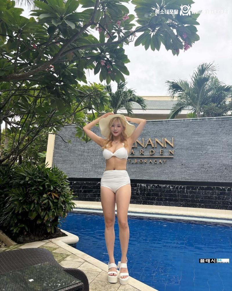 만화캐릭터처럼 생긴 금발 염색녀