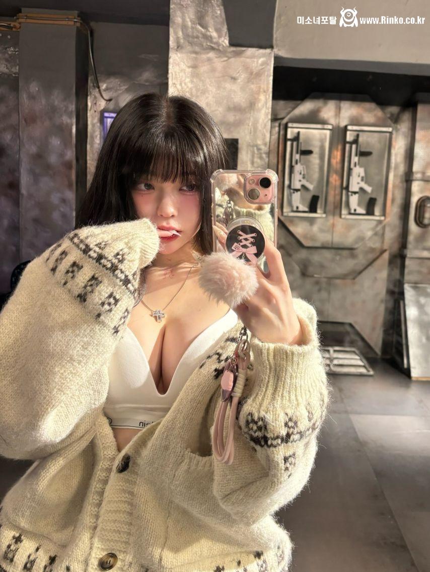 CK 흰브라 가슴골