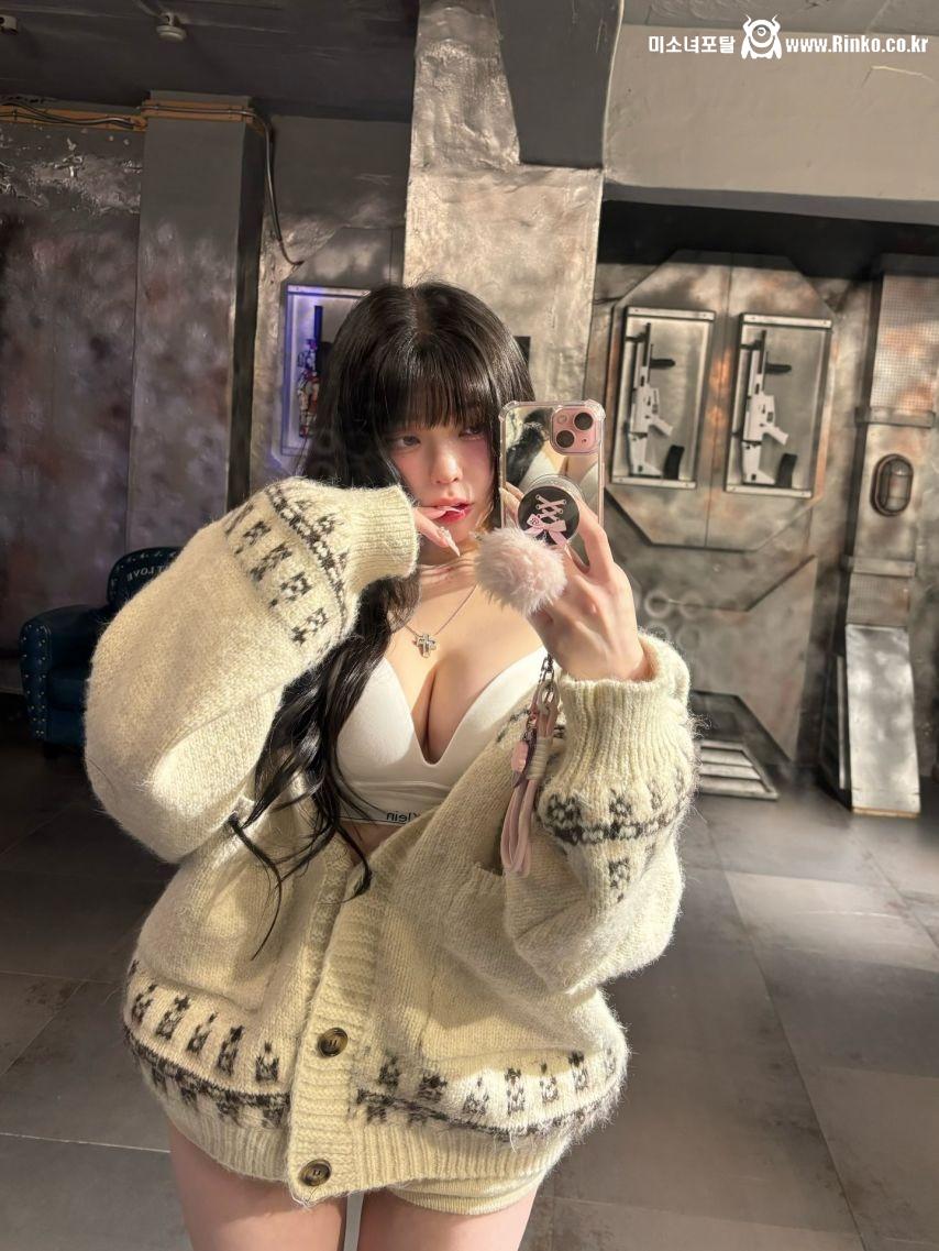 CK 흰브라 가슴골