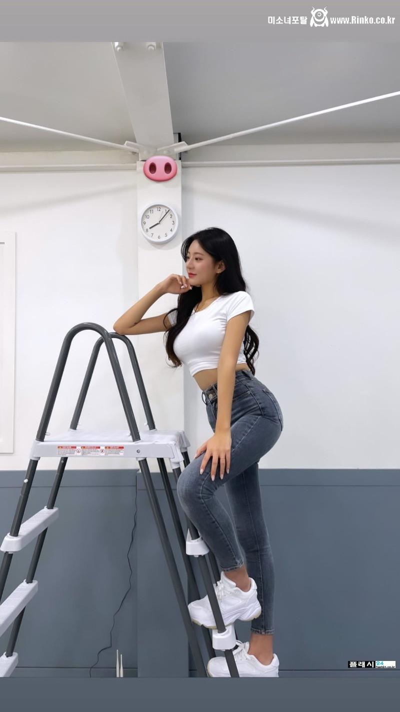 김이서 치어리더 밀착 티셔츠 퇴근길