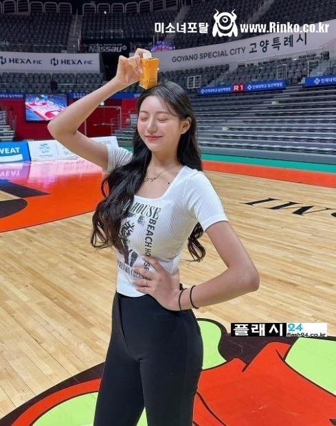 김이서 치어리더 밀착 티셔츠 퇴근길