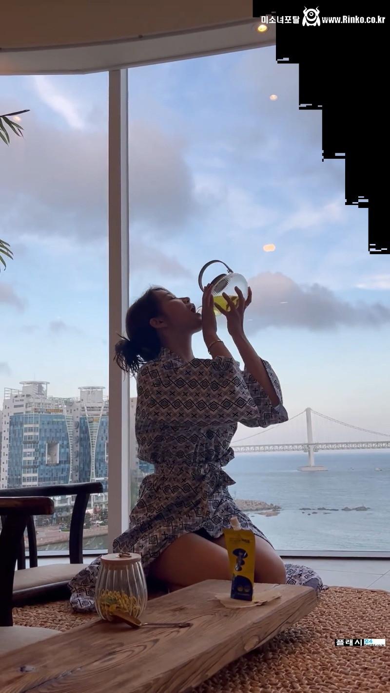 편안한 옷차림으로 휴식 취하는 오또맘