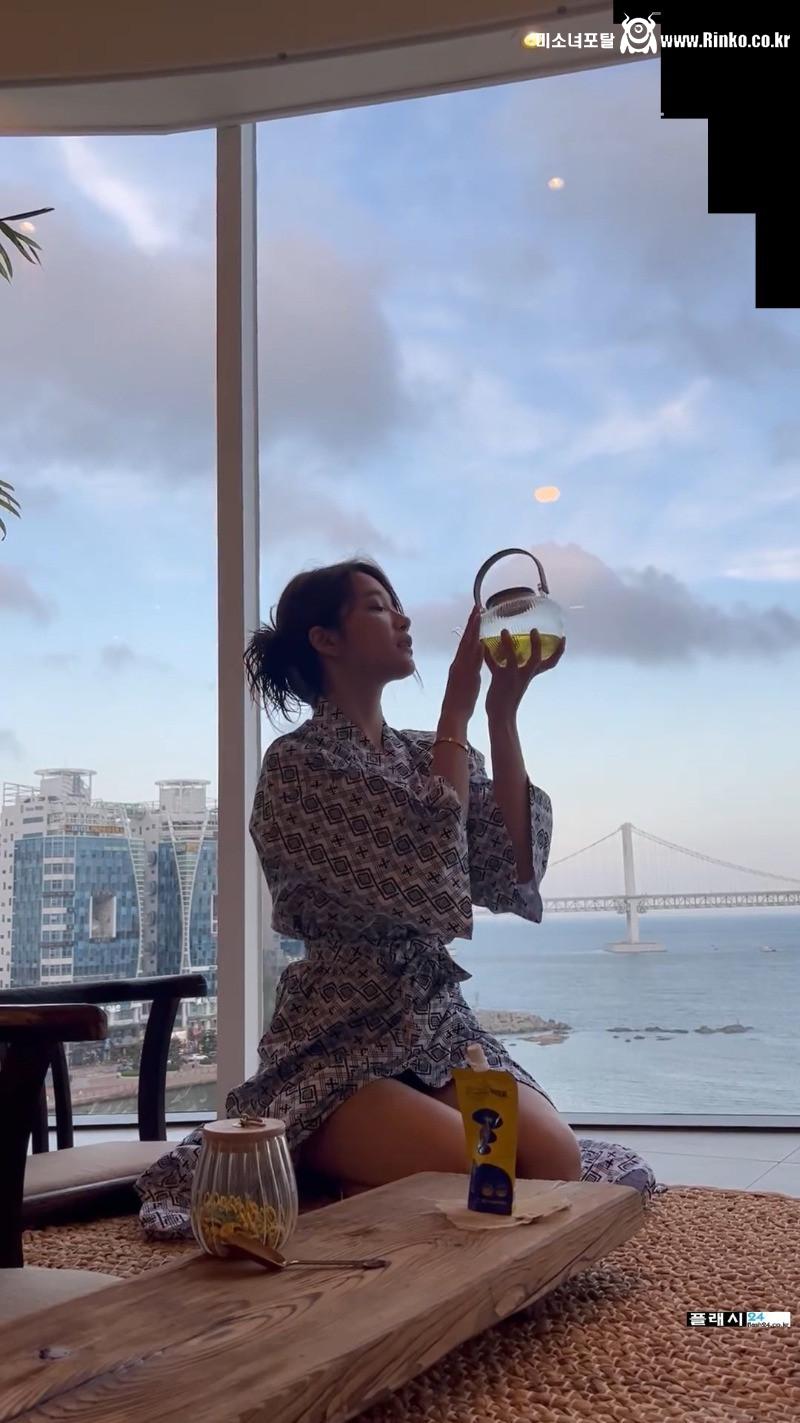 편안한 옷차림으로 휴식 취하는 오또맘