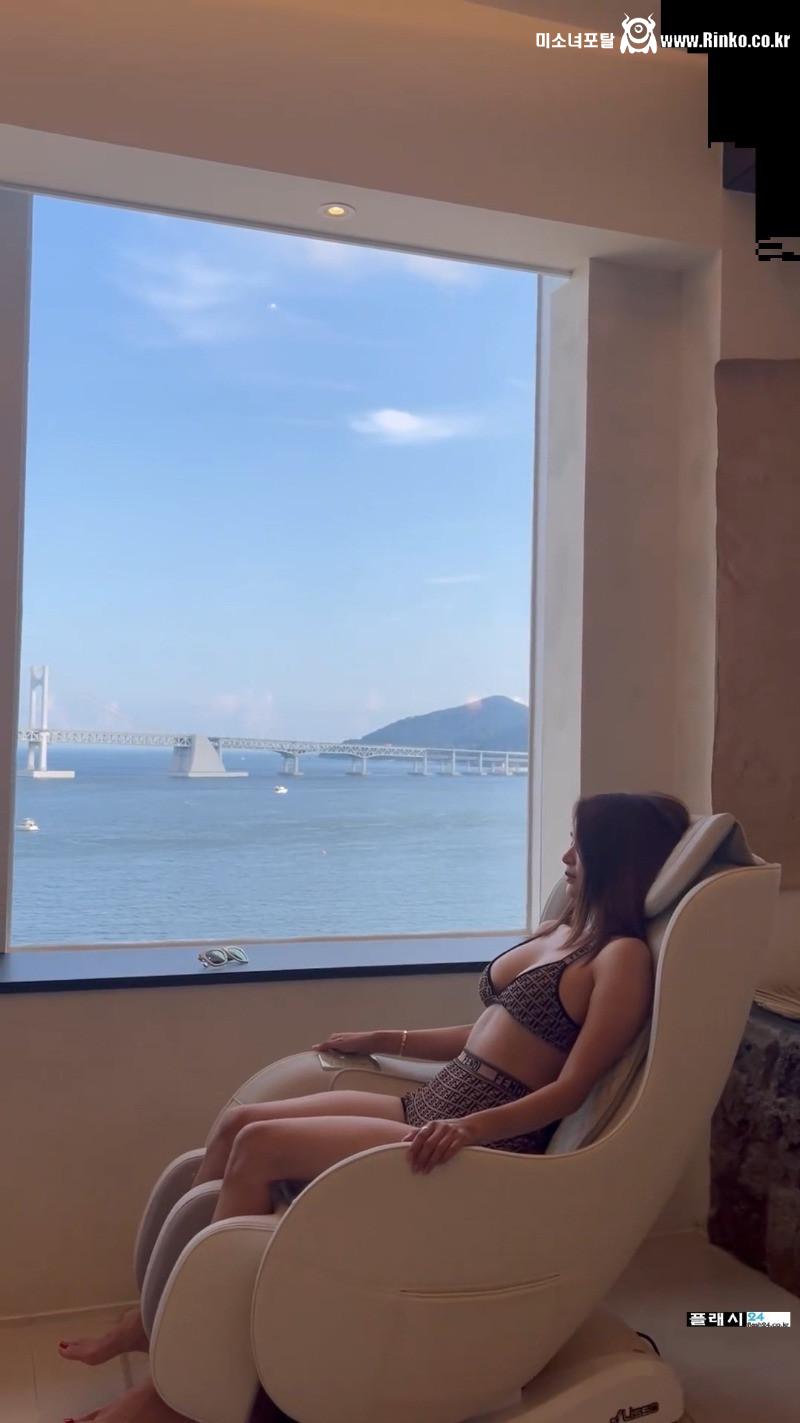 편안한 옷차림으로 휴식 취하는 오또맘