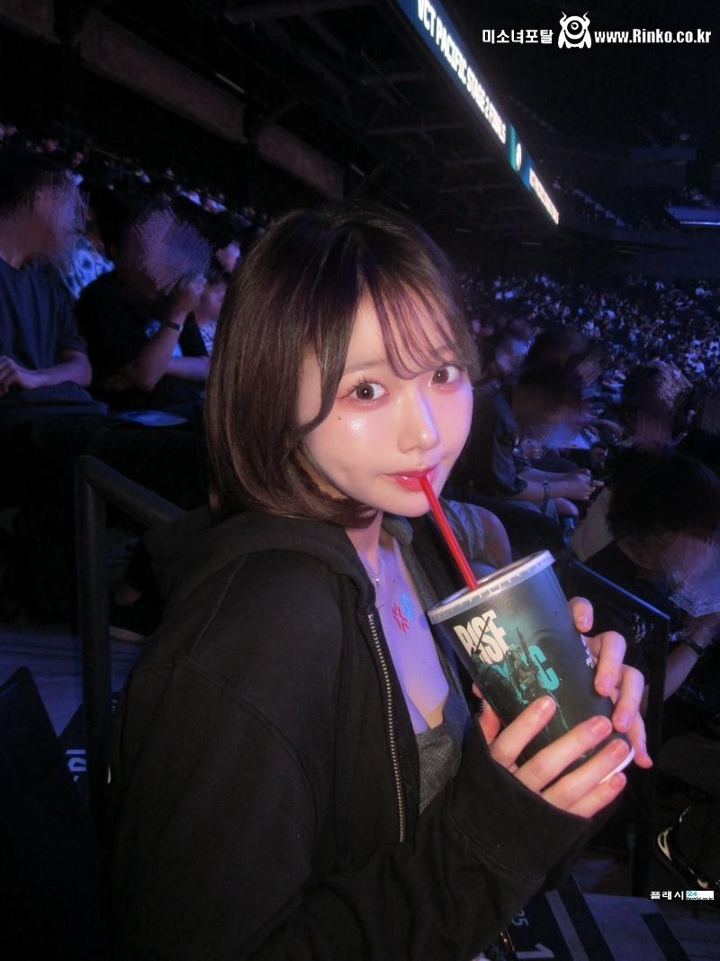 착하게 생긴 미모의 호텔 수영장 처자