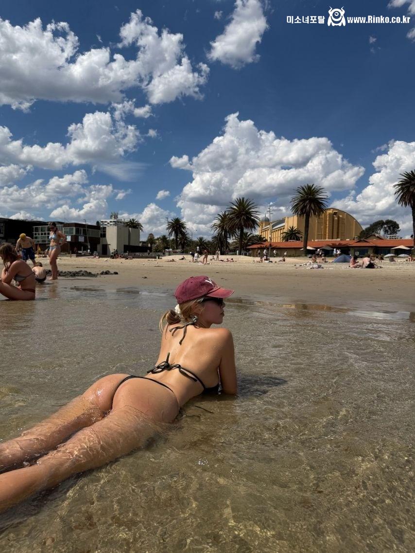 외국 해변 비키니 자연 H컵 몸매