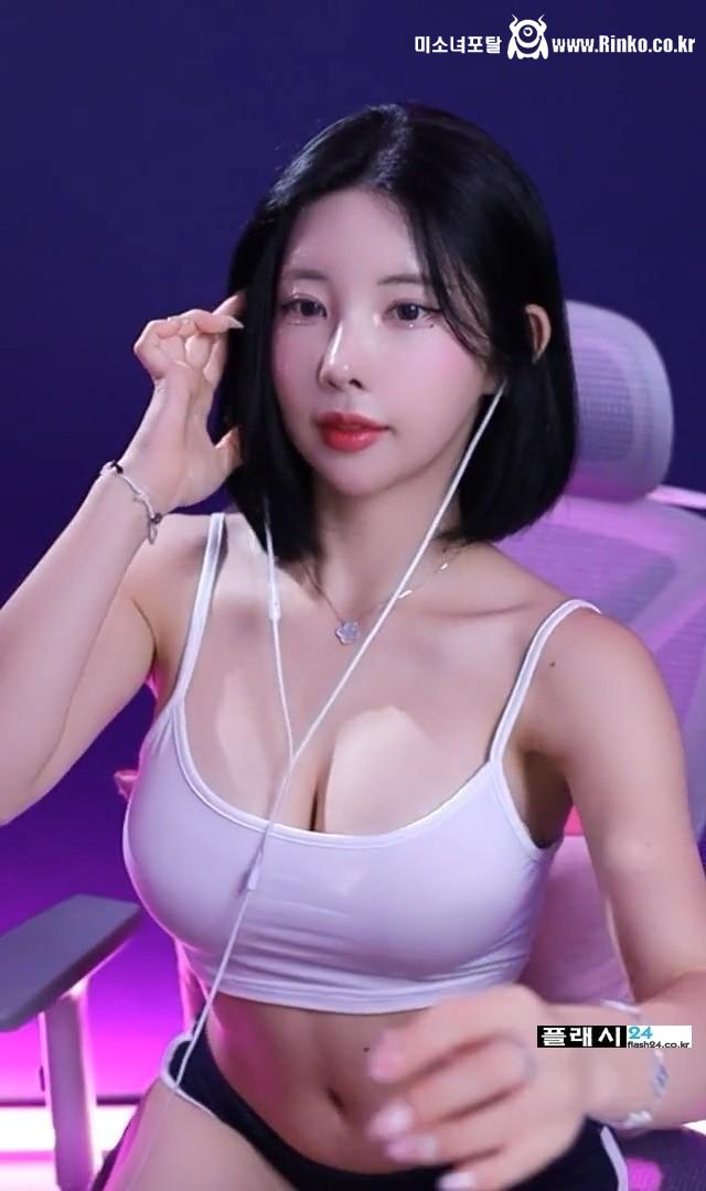 돌핀입고 내려서 치골 보여주는 김우유