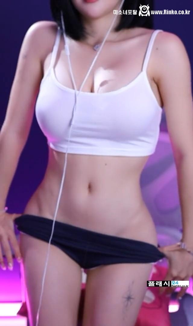 돌핀입고 내려서 치골 보여주는 김우유