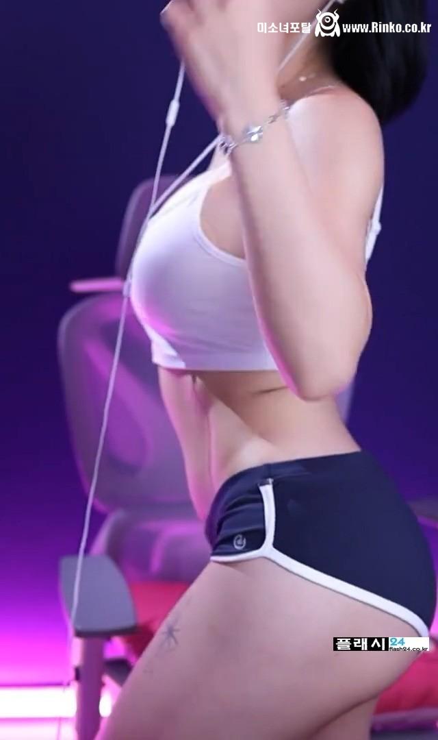 돌핀입고 내려서 치골 보여주는 김우유