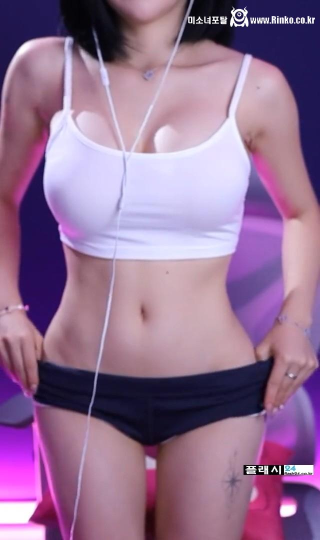 돌핀입고 내려서 치골 보여주는 김우유