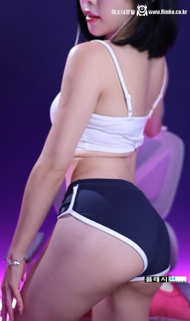 돌핀입고 내려서 치골 보여주는 김우유