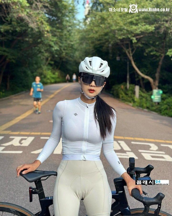 시선이 가는 자전거 타는 처자들