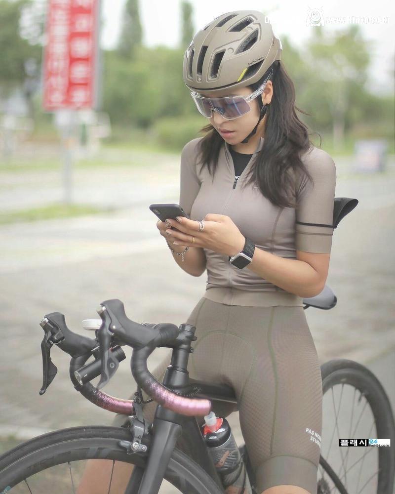 시선이 가는 자전거 타는 처자들