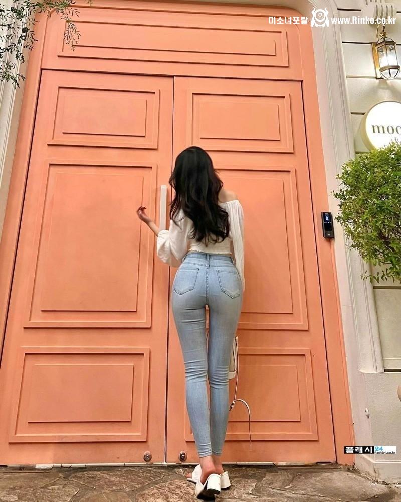 여친의 이런 뒤태는 참기 힘들지