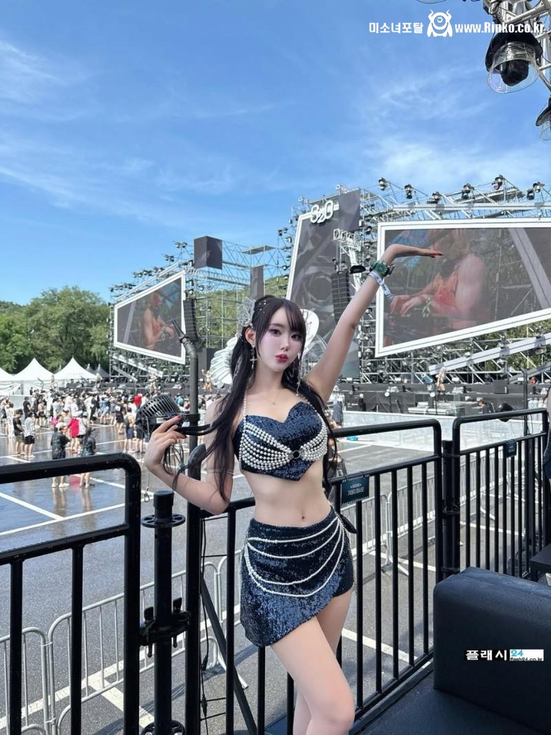 모델 도블리 수영복