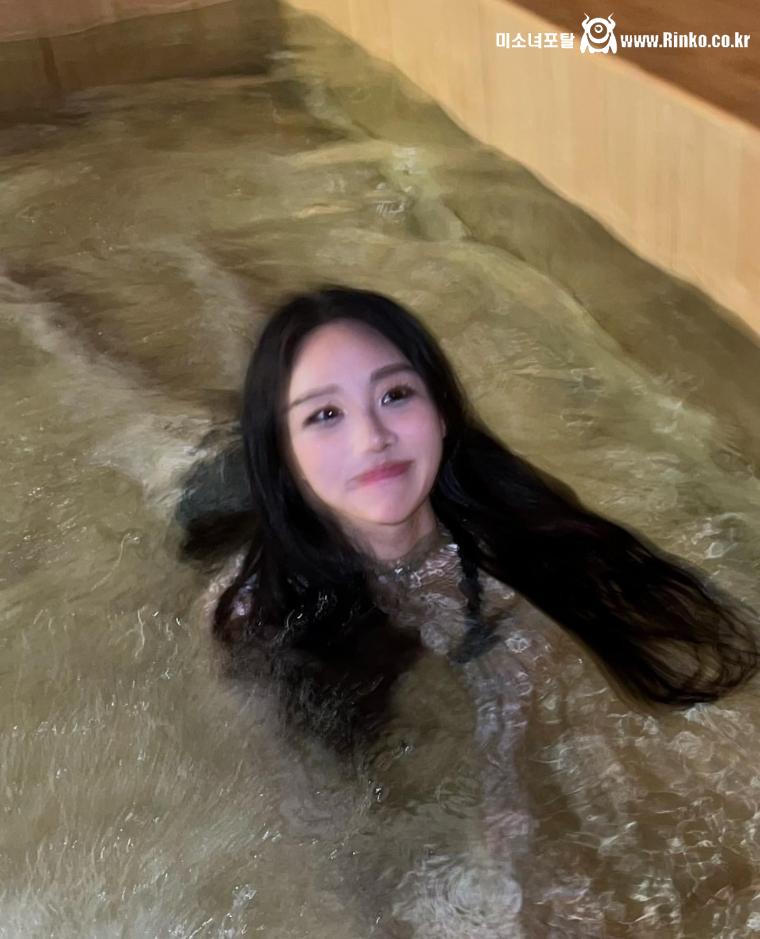 히노끼탕 비키니 가슴골