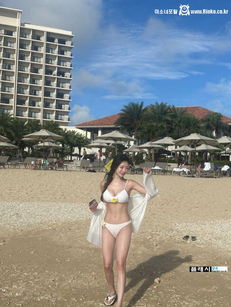 박근나 쫀쫀한 수영복 셀카