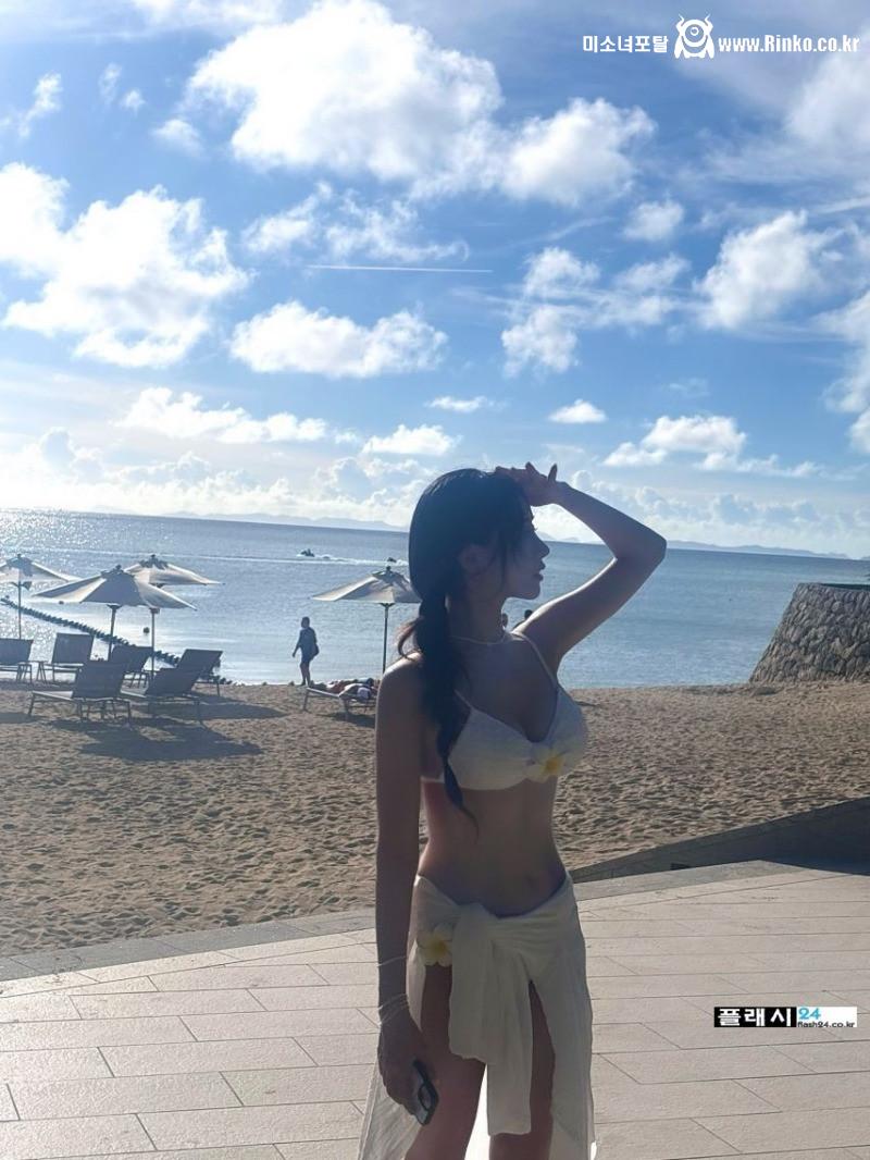 박근나 쫀쫀한 수영복 셀카