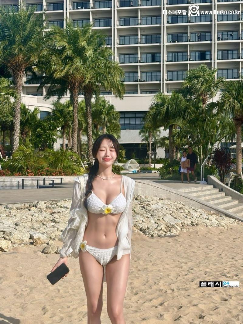 박근나 쫀쫀한 수영복 셀카