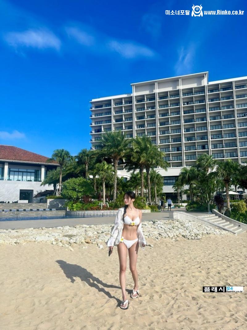 박근나 쫀쫀한 수영복 셀카