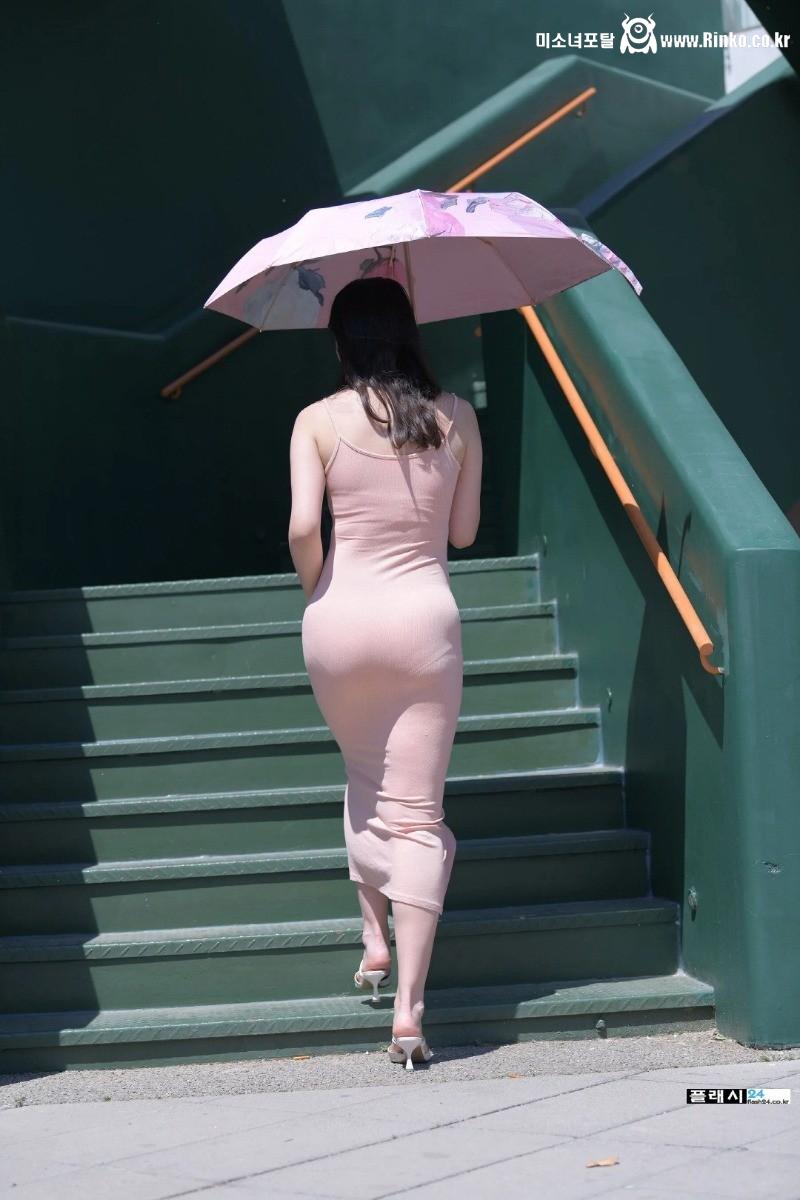 계단 오른 미시룩 뒤모습