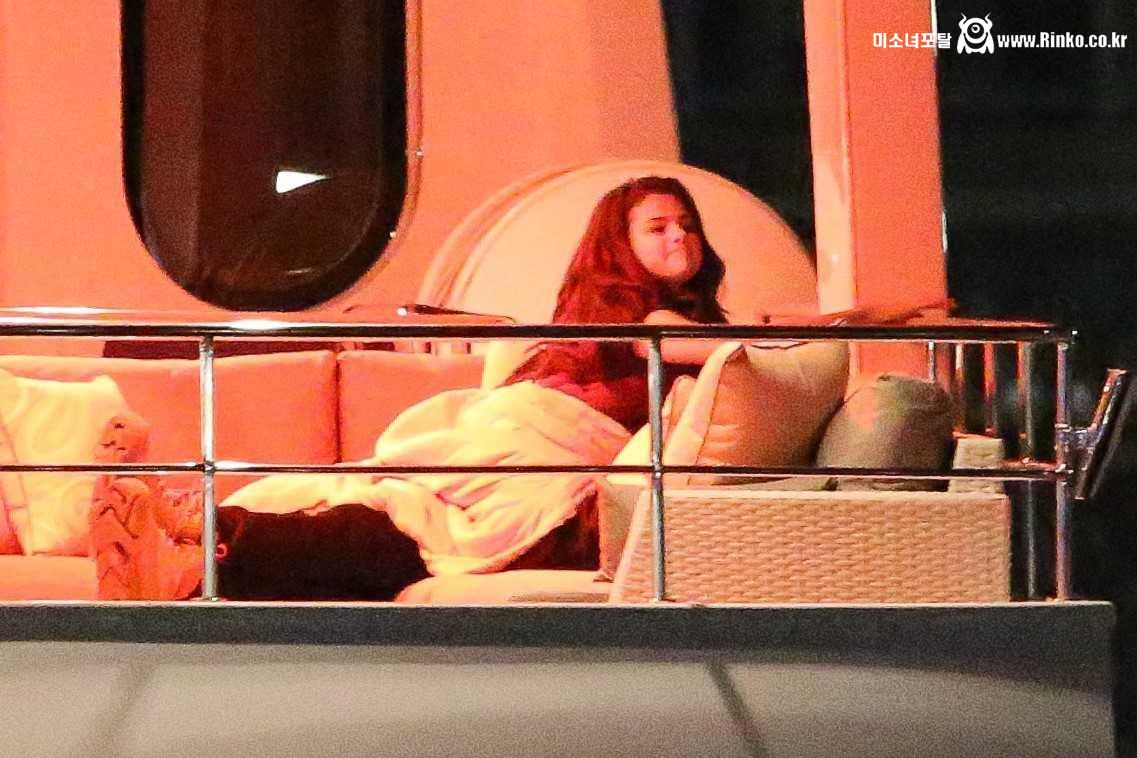 더 위켄드와 연애 당시 셀레나 고메즈 의상 & 몸매