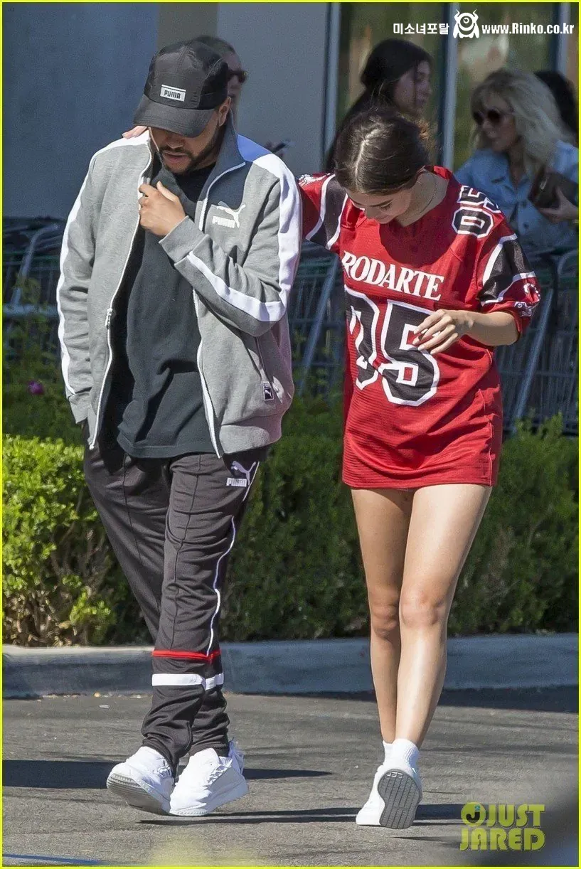 더 위켄드와 연애 당시 셀레나 고메즈 의상 & 몸매