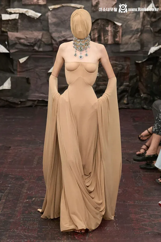 킴 카다시안이랑 같은 드레스 입은 여돌