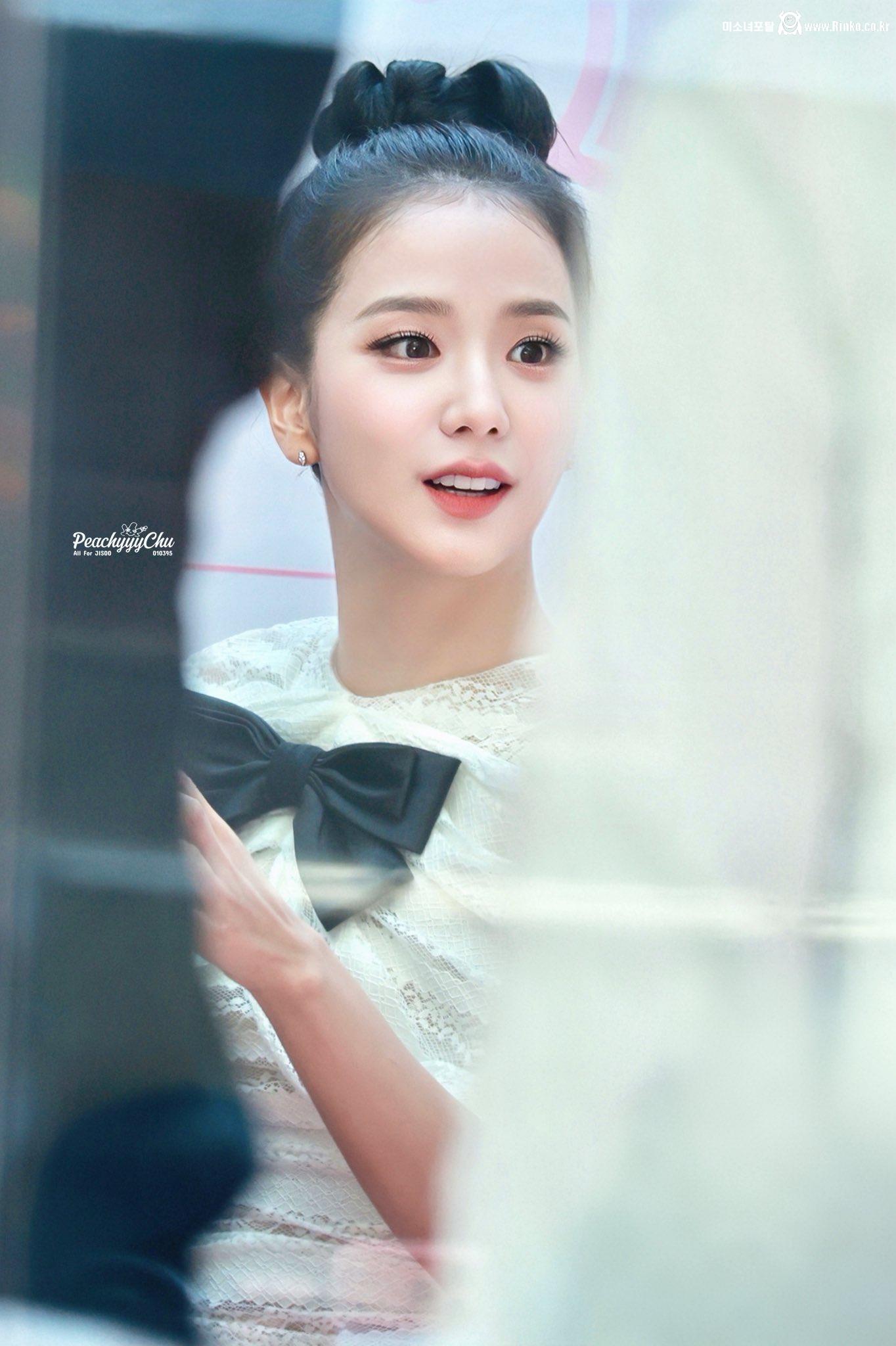 오늘자 리본머리한 블랙핑크 지수