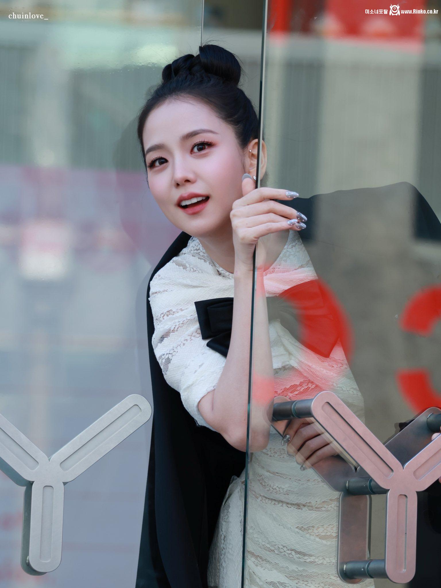 오늘자 리본머리한 블랙핑크 지수