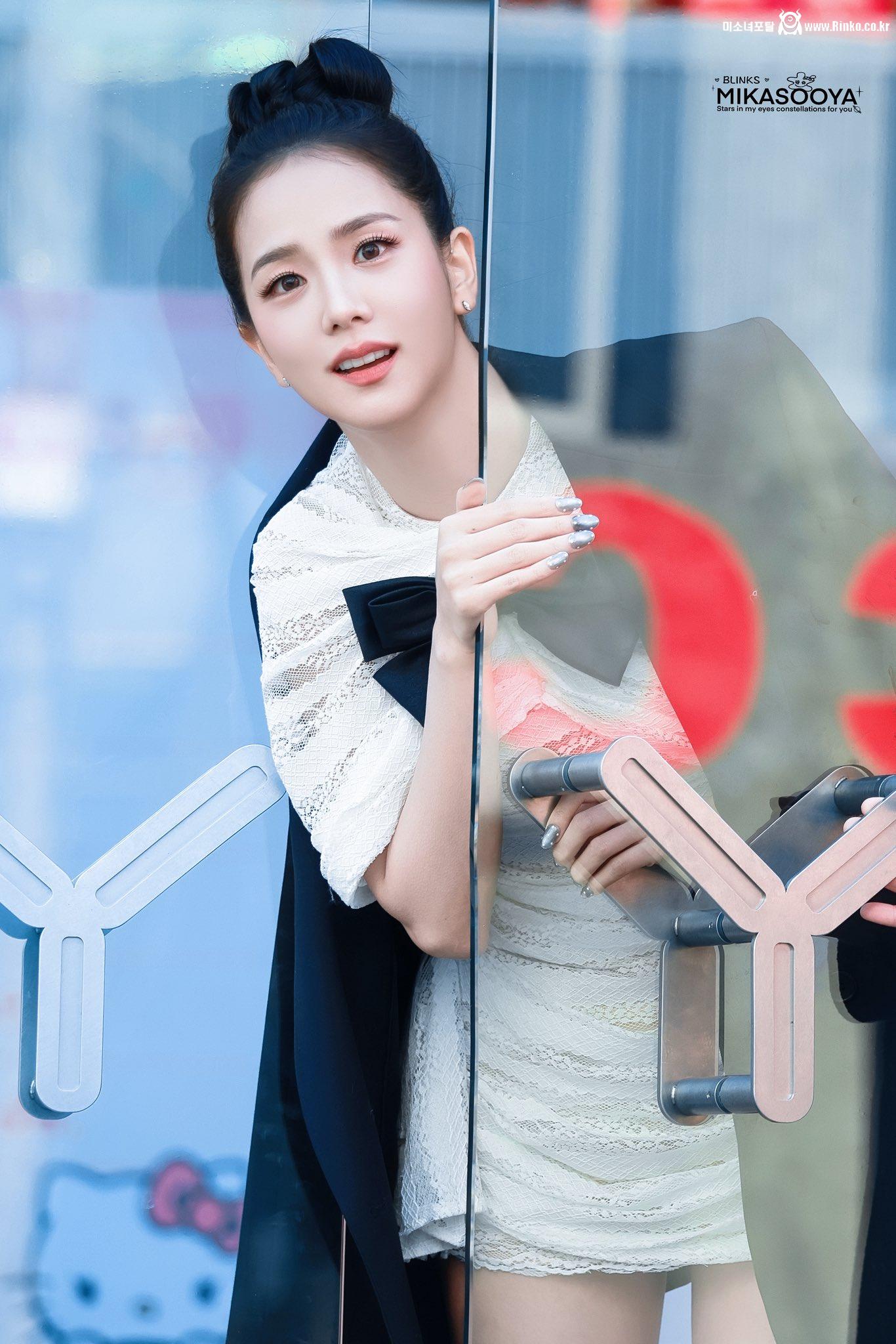 오늘자 리본머리한 블랙핑크 지수