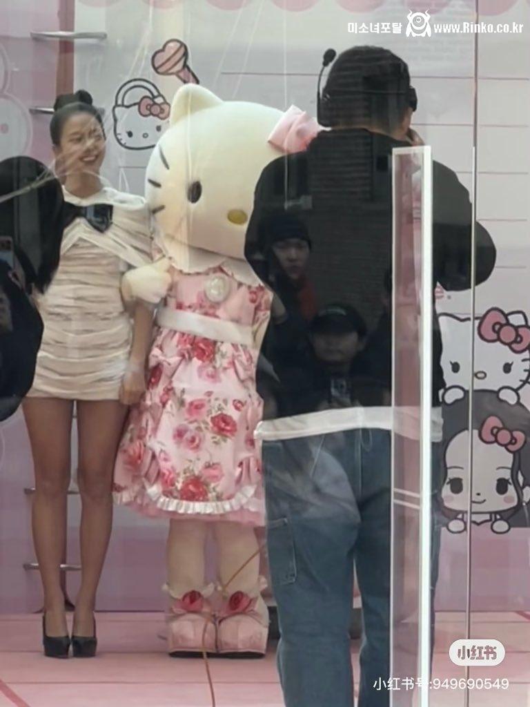 오늘자 리본머리한 블랙핑크 지수