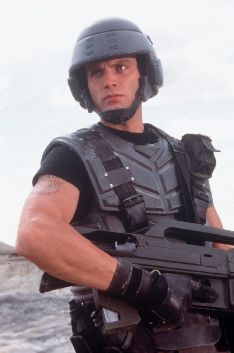 스타쉽 트루퍼스 원작소설과 영화의 차이점