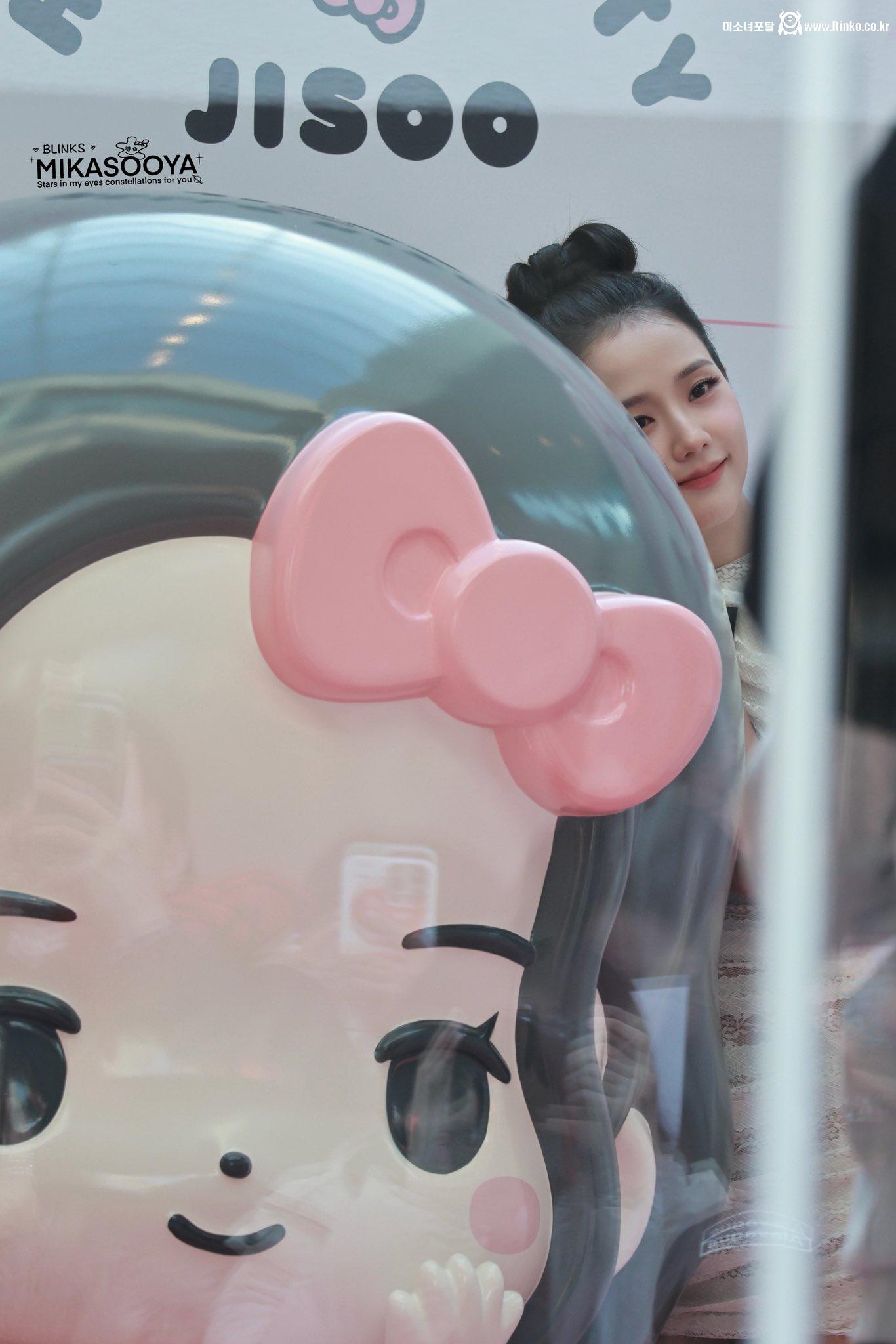 오늘자 리본머리한 블랙핑크 지수