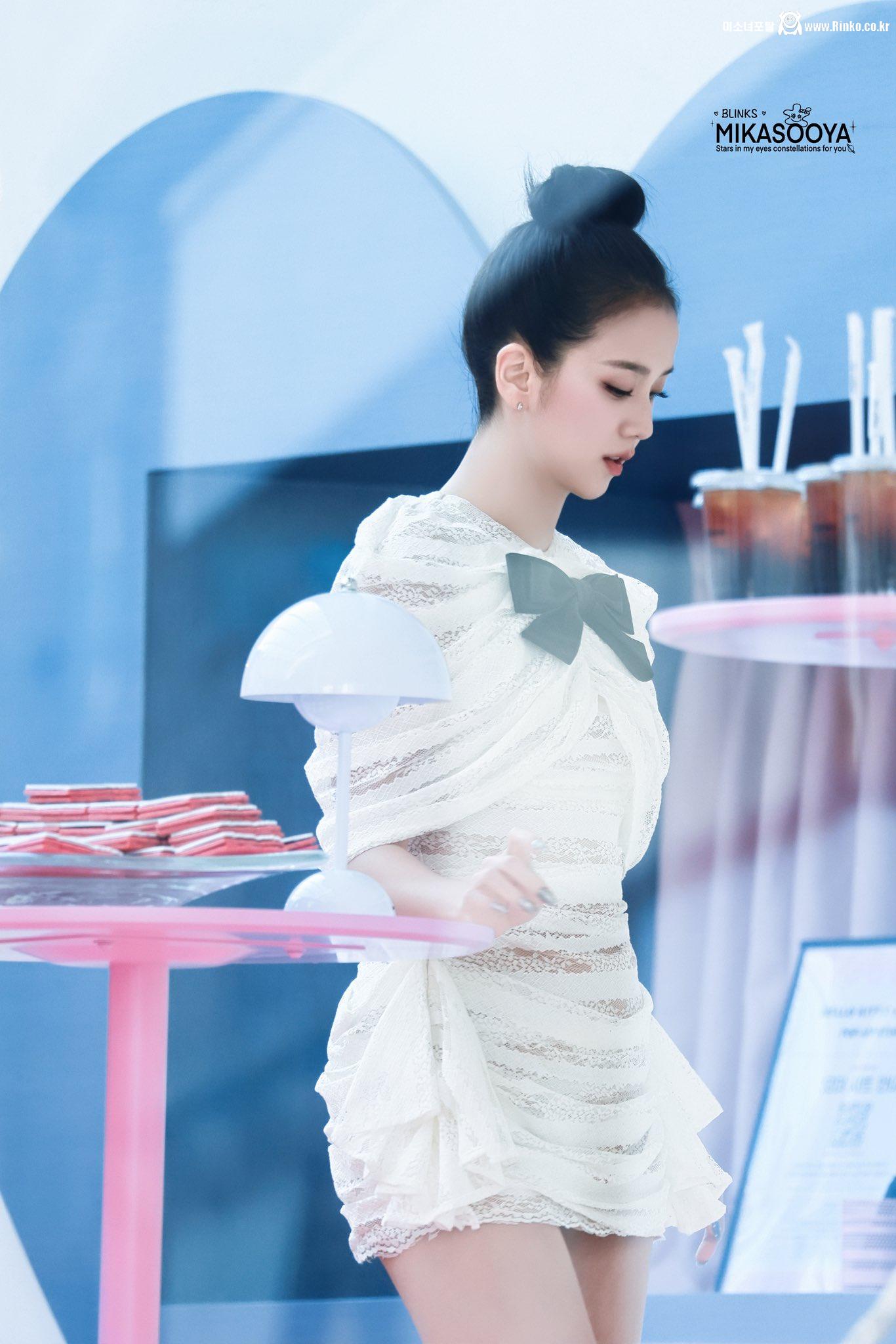 오늘자 리본머리한 블랙핑크 지수