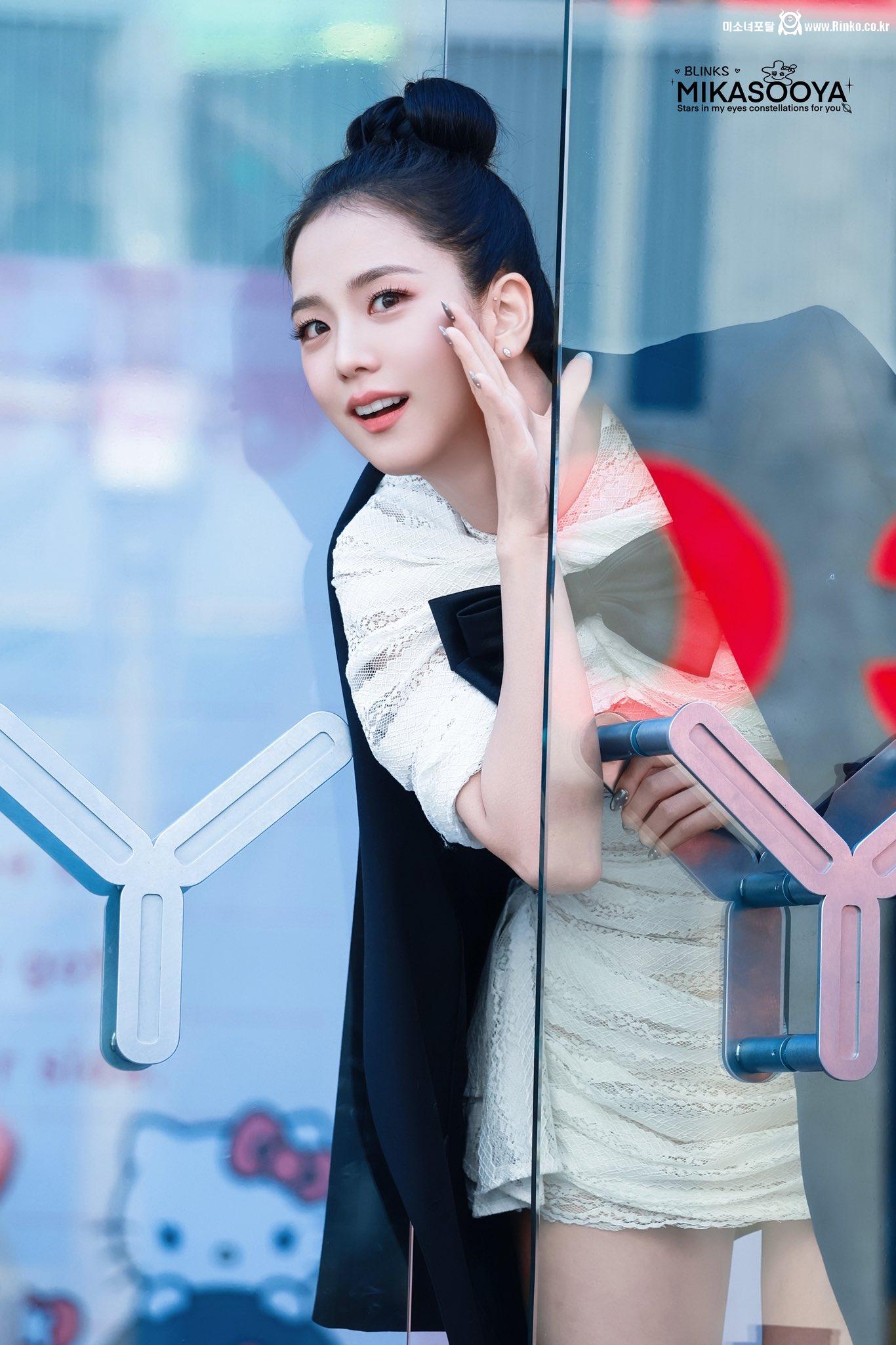 오늘자 리본머리한 블랙핑크 지수