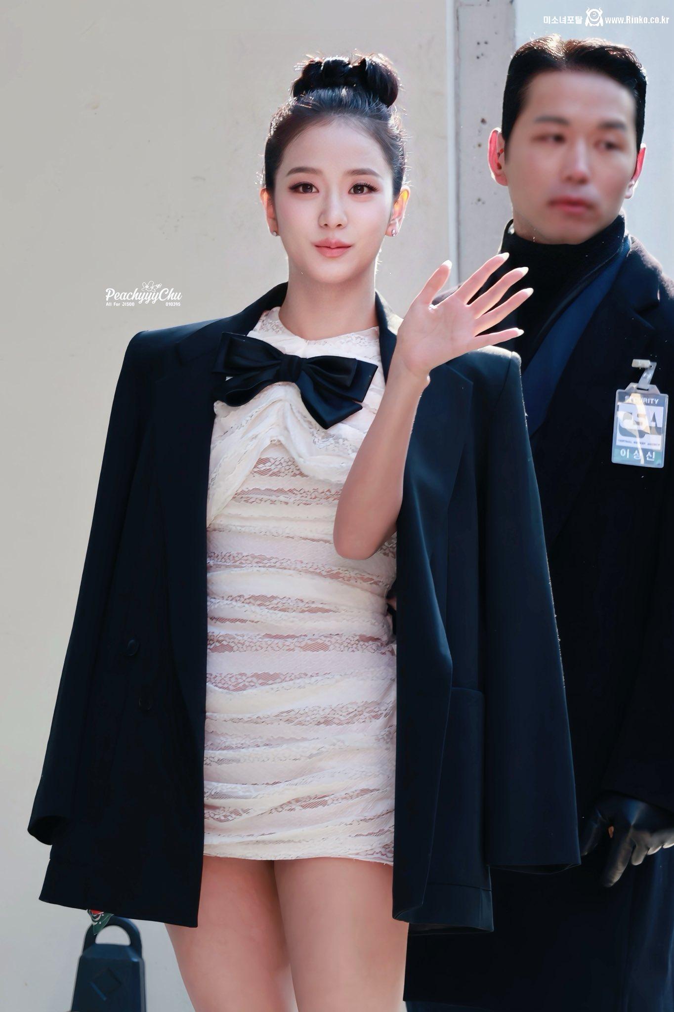 오늘자 리본머리한 블랙핑크 지수