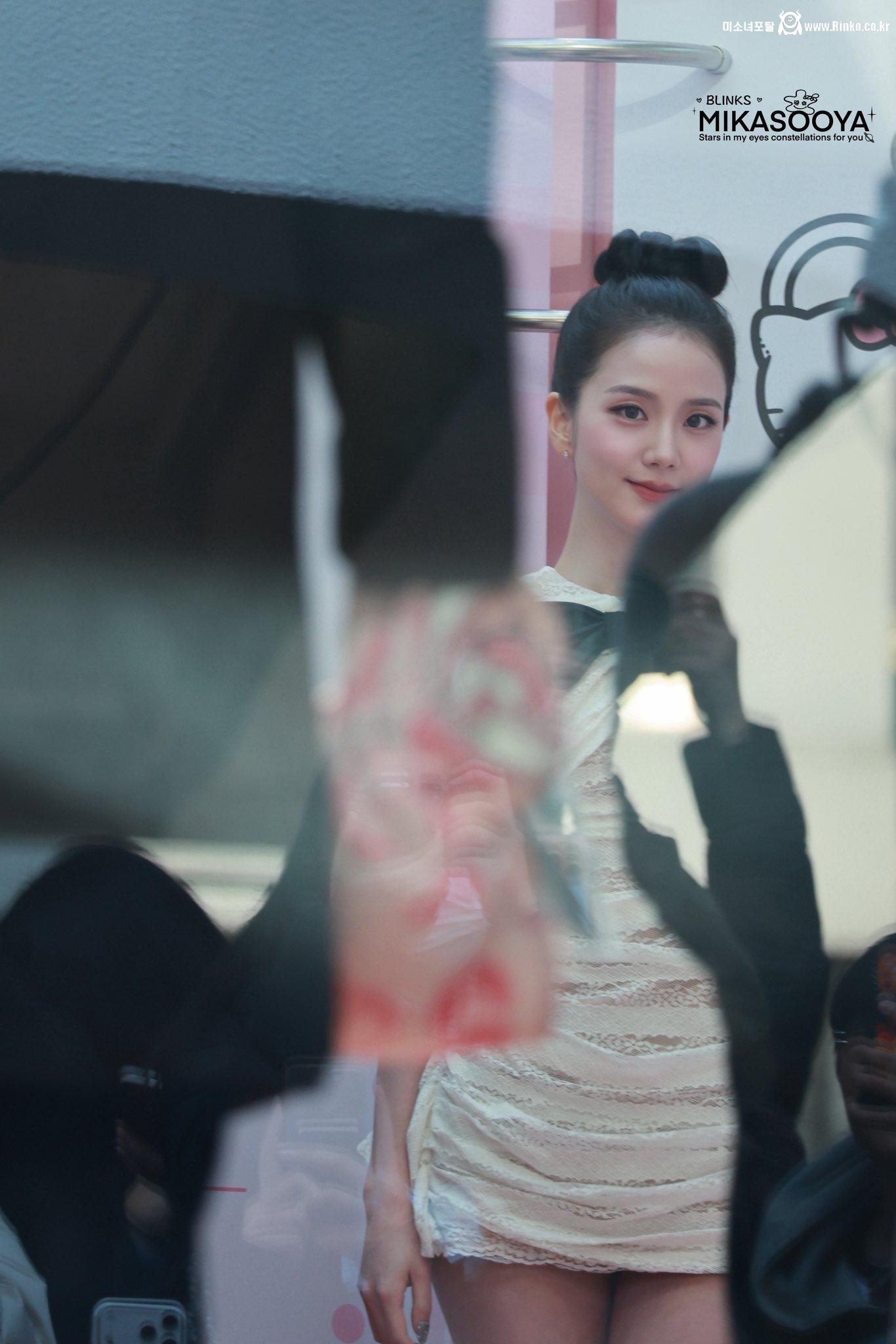 오늘자 리본머리한 블랙핑크 지수