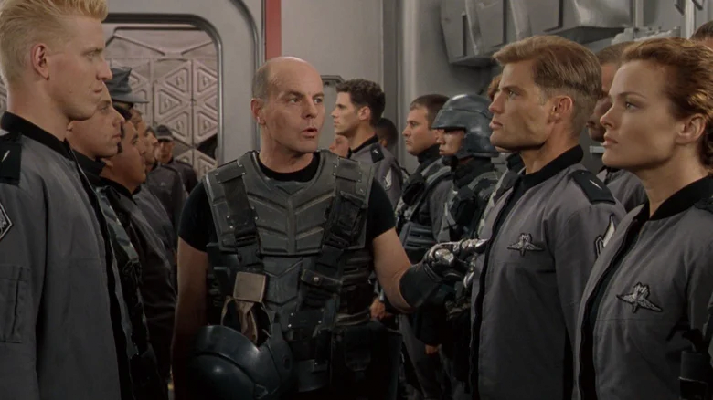 스타쉽 트루퍼스 원작소설과 영화의 차이점