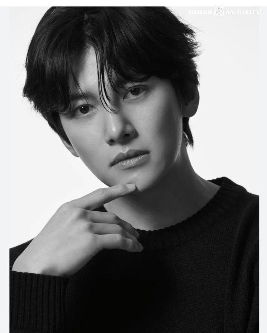 둘 중 누가 더 존잘인가요?