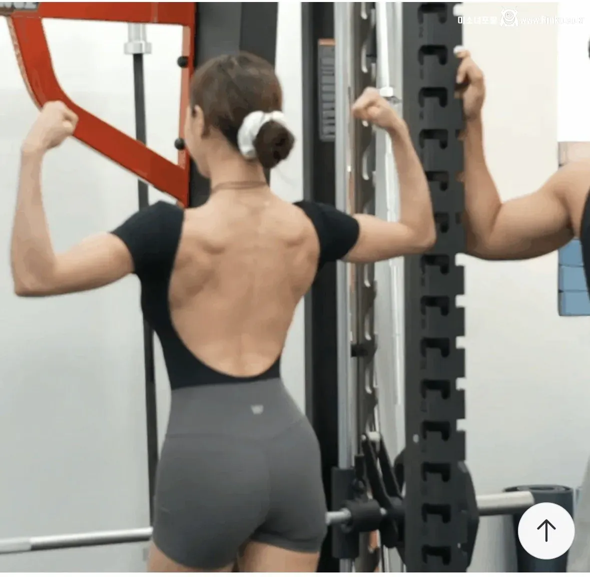 헬스장에서 남자 회원들 눈길 사로잡는 피지컬